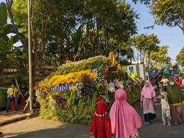 en parad fordon i firande av de 730:e årsdag av surabaya. surabaya, indonesien - Maj, 2023 foto