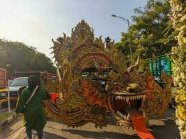 en parad fordon i firande av de 730:e årsdag av surabaya. surabaya, indonesien - Maj, 2023 foto