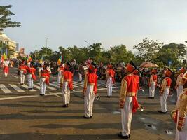 medlemmar av de marscherande band i de parad fira surabayas födelsedag. surabaya, indonesien - Maj, 2023 foto