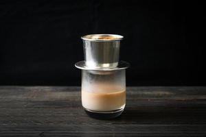 hett mjölkkaffe droppande i vietnamstil foto