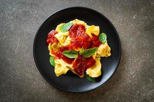 italiensk tortellinipasta med tomatsås foto