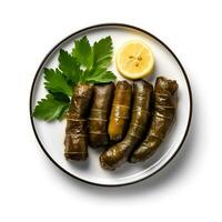 Foto av dolma med citron- på tallrik isolerat på vit bakgrund. skapas förbi generativ ai