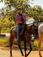 apore, goias, Brasilien - 05 07 2023 häst ridning händelse öppen till de offentlig foto