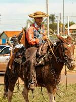 apore, goias, Brasilien - 05 07 2023 häst ridning händelse öppen till de offentlig foto