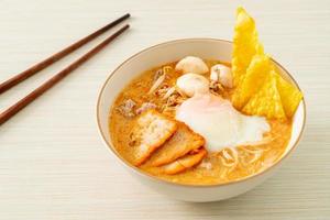 ris vermicellinudlar med köttbulle, rostat fläsk och ägg i kryddig soppa foto