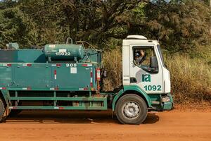 apore, goias, Brasilien - 05 07 2023 små lastbil lantlig industriell verktyg fordon foto