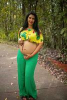 gravid kvinna Framställ i en parkera foto