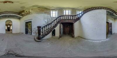 360 hdri panorama inuti tömma övergiven rum eller gammal byggnad med spiral trappa i full sömlös sfärisk likriktad utsprång, redo ar vr virtuell verklighet innehåll foto