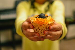 halloween cupcakes. muffin i händer foto