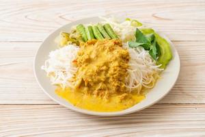 thailändska risnudlar med krabba curry och olika grönsaker foto