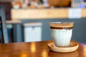 smutsigt kaffe - ett glas espressoskott blandat med kall färsk mjölk foto