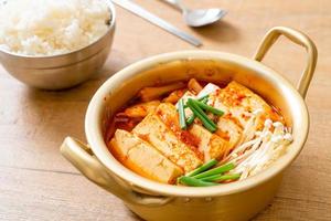 kimchi soppa med mjuk tofu eller koreansk kimchi gryta foto