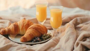 frukost bricka med orange juice, croissanter och mjölk i de rum foto