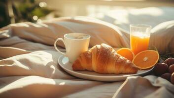 frukost bricka med orange juice, croissanter och mjölk i de rum foto