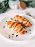 bakat kycklingbröst med mozzarella och körsbärstomater med basilika. foto
