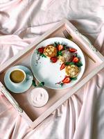 ostkakor och kaffe på en bricka. frukost på sängen, foto