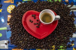 kaffekornkomposition med kopp och fat i form av ett hjärta foto
