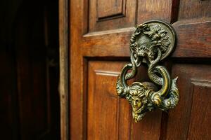 dörr knocker i de form av en ansikte på en trä- dörr i kli dracula slott ingång. Transsylvanien, Rumänien, Europa. foto