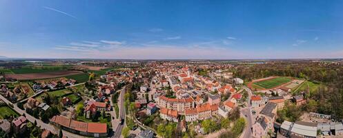 antenn se av små europeisk stad med bostads- byggnader och gator, förorts panorama foto