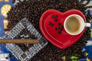 sammansättning av kaffebönor med hjärtformad kopp och fat