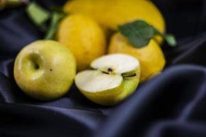gul frukt på en svart bakgrund foto