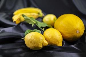 gul frukt på en svart bakgrund foto