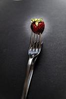 komposition med jordgubbe och gafflar foto