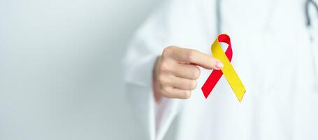 läkare innehav röd och gul band. värld hepatit dag medvetenhet månad, 28 juli, lever cancer, gulsot, cirros, fel, förstorad, lever- encefalopati och hälsa begrepp foto