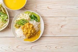 thailändska risnudlar med krabba curry och olika grönsaker foto