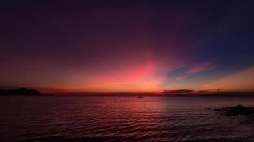 solnedgångstrand och skymninghimmel Pattaya Thailand. foto