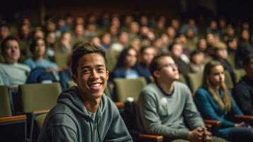 närbild skott av en manlig studerande lyssnande till en föreläsning på de universitet foto