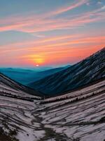 solnedgång i de bergen med ljus färger foto