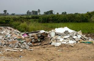 landskap av pålar av betong skräp och vit kaklade tak varelse dumpade tillsammans. foto