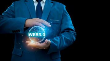 webb 3.0 begrepp med affärsman i kostym på svart bakgrund. teknologi och webb begrepp 3.0. teknologi global nätverk. hemsida internet utveckling. foto