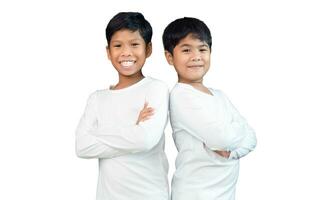 bröder bär vit långärmad t-tröjor leende och visa glädje tillsammans. foto