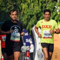 ny delhi, Indien - juni 16 2023 - vedanta delhi halv maraton lopp efter covid i som maraton deltagarna handla om till korsa de Avsluta linje, delhi halv maraton 2022 foto
