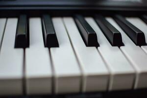 närbild av piano nycklar. piano svart och vit nycklar och piano tangentbord musikalisk instrument placerad på de Hem balkong under solig dag. foto