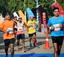 ny delhi, Indien - juni 16 2023 - vedanta delhi halv maraton lopp efter covid i som maraton deltagarna handla om till korsa de Avsluta linje, delhi halv maraton 2022 foto