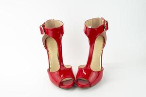 sandal med röd patenterad häl