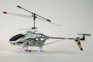 vit elektrisk helikoptermodell