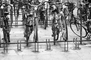 vintage cykel parkerad i bologna foto