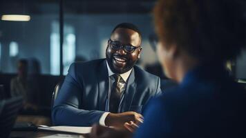 ai generativ leende afrikansk amerikan affärsman innehav kvinna sökande CV talande med kandidat på arbete intervju i kontor upphetsad svart arbetsgivare läsa anställd återuppta på anställa rekryteringar foto