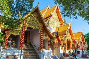 Chiang Mai, Thailand - 8 dec 2020 - Gyllene berget vid templet vid Wat Phra som doi Suthep. foto
