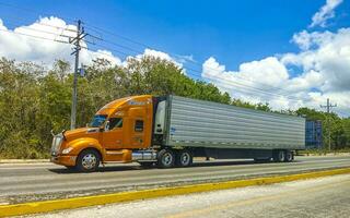 playa del carmen qiuntana roo mexico 2023 olika mexikansk lastbilar transportörer vans leverans bilar i Mexiko. foto