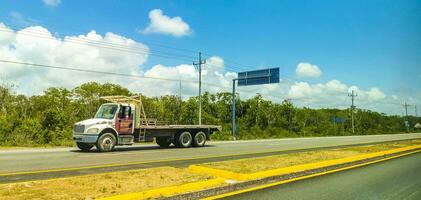 playa del carmen qiuntana roo mexico 2023 olika mexikansk lastbilar transportörer vans leverans bilar i Mexiko. foto