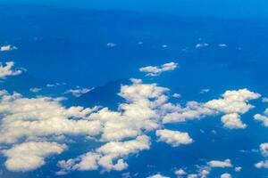 flygande förbi plan över mexico se av vulkaner bergen moln. foto