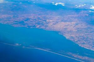 flygande förbi plan över mexico se av vulkaner bergen moln. foto