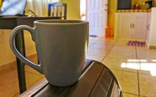 blå kaffe kopp i en mexikansk lägenhet. foto