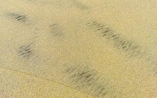 våt strand sand vatten och vågor textur och mönster i Mexiko. foto