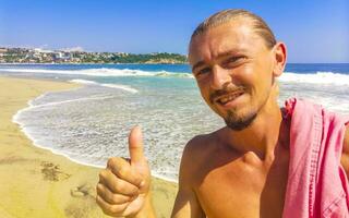 selfie med stenar klippor se vågor strand puerto escondido Mexiko. foto